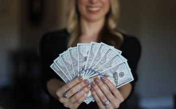 Женщина зарабатывает больше мужчины